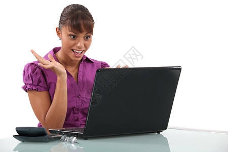 办公室工作人员看笔记本电脑商务装幸福公司生意人优胜者女士商务喜悦女人商业背景图片
