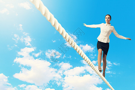 商业妇女靠绳索平衡成人电缆杂技女士天际女性天空轴承危机身体图片