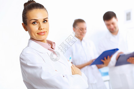 穿白制服的年轻女医生治疗成人学生团队女孩卫生专家工作微笑诊所图片