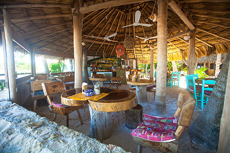 岛上奇异度假胜地上舒适的小咖啡馆图片