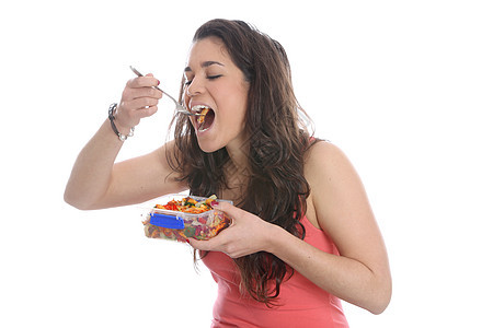 女青年食用意大利面粉沙拉头发吸引力午餐白色微笑女士利面盒子图片