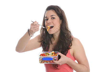 女青年食用意大利面粉沙拉微笑利面白色午餐盒子头发女士吸引力图片