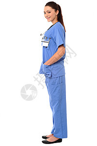 标题 一名穿制服的年轻女医生的外形图片