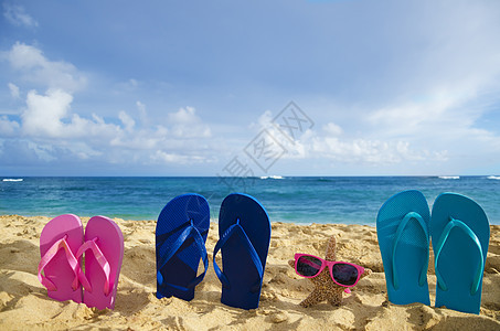 沙沙滩上有太阳眼镜的浮流和海星假期阳光气候旅行拖鞋地点旅游家庭海洋凉鞋图片