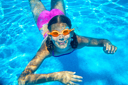 两个水下女孩行动姐妹运动阴影游泳池潜水蓝色童年游泳女孩图片
