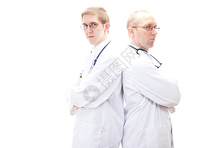 两名男医生背对背站立高清图片