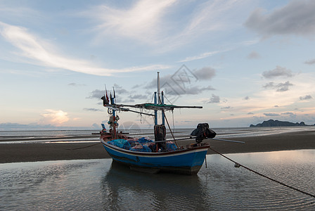 海滩上的渔民船蓝色钓鱼金子夫妻海岸日落旅游天空季节天气图片