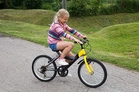 小女孩学会骑自行车 学骑自行车金发女郎运动娱乐闲暇街道微笑学习孩子女孩农村图片