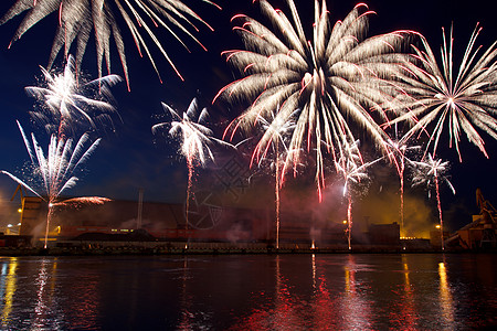 烟花火箭纪念日火球周年天空焰火节日红色反射黑色图片