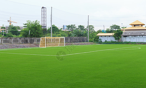 人造草地足球场球类惩罚游戏沥青场地黄色条纹足球线条绿色背景