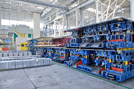 工业机器在一个汽车厂中铺设防水管植物矩阵力量生产工厂金属机器冲压自动化机械背景