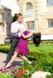 年轻夫妇在街上跳舞图片