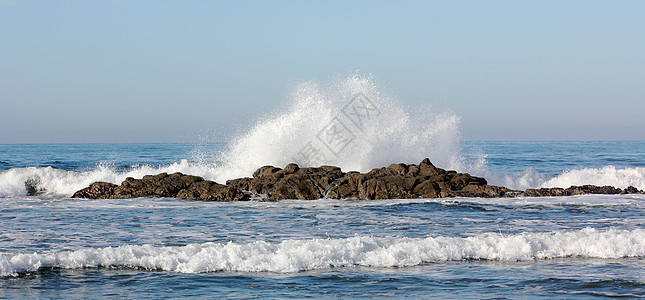 波浪碰撞喷涂孤独风暴力量地平线海浪石头场景岩石海岸图片