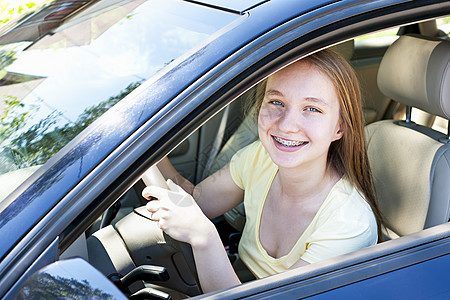 少女学习开车 学开车司机车轮运输汽车女孩们金发女郎测试窗户执照学生背景图片