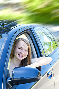 少女学习开车 学开车运输运动车轮实习生女孩们学生金发女郎测试窗户女性背景图片