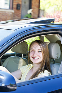 少女学习开车 学开车运输车轮女孩们驾驶司机学生微笑金发女郎实习生青少年背景图片
