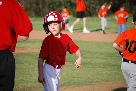 可爱的小棒球男孩图片
