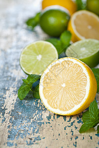 柠檬和石灰薄荷桌子水果木头绿色热带果汁叶子黄色图片