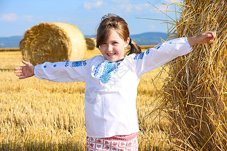 在收割田带草篮的农村小女孩村庄植物收获收成农场小麦女孩谷物草地孩子图片