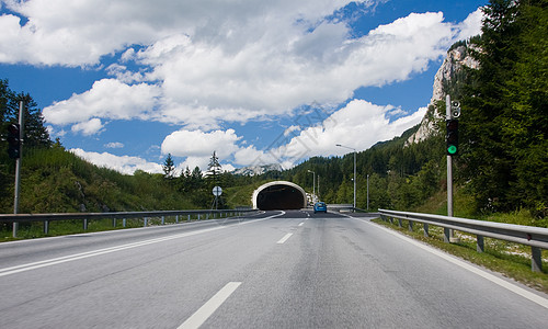 通往隧道的道路街道运动车辆蓝色运输通道路线旅行汽车速度图片