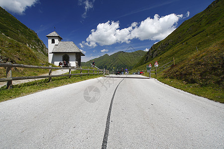 通往山岳的道路沥青天空山脉地平线日落路线爬坡蓝色场地运输图片