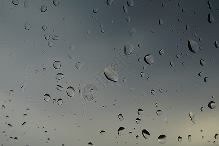 雨中的窗口图片