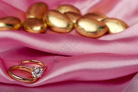 彩色织物上的结婚戒指周年纪念日宝石礼物展示珠宝商热情联盟夫妻婚礼图片