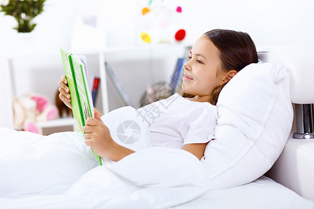家里床上有书的女孩说谎房间长椅学习成人教育知识学生阅读快乐图片