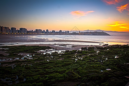 城市海滩的日落地平线场景市中心集锦反射支撑游客景观海洋海岸线背景图片