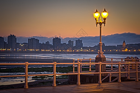 城市海滩的日落场景反射游客市中心集锦天空海洋街道地标旅游图片