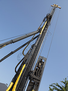 建筑工地锤子工业起重机机器天空电缆工程地面打桩机活动图片