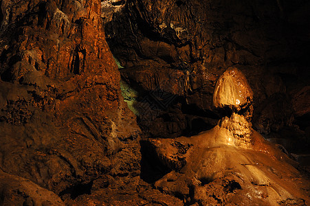 乌克兰克里米亚红洞穴(Kizilkoba)的“蘑菇”石膏图片