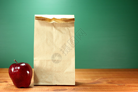 学校午餐沙包坐在教师桌旁桌子黑板家庭作业木头新学期时间解雇教育场景老师背景图片