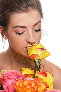 带着鲜花玫瑰的年轻有魅力 笑着微笑的年轻女子与世隔绝假期花束生日周年庆典花瓣卡片女性花朵浪漫图片