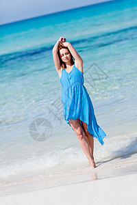 沙滩上美丽的快乐女人 在夏天的海滩生活方式海浪女士温泉身体旅行头脑泡沫太阳假期姿势图片