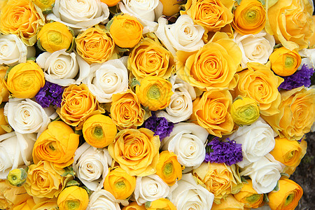 黄黄色和白白鲜花花店植物群玫瑰花朵绿色紫色花束婚礼白色植物图片