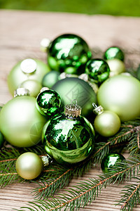 明亮的绿色圣诞树 紧闭宏观和树木庆典礼物风格传统玻璃松树季节火花玩具金子图片