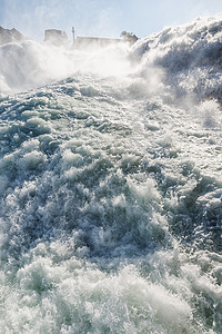 在瑞士莱茵瀑布附近力量瀑布太阳沸腾薄雾流动强光压力泡沫溪流图片