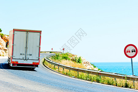 在海上一条危险道路上的卡车上图片