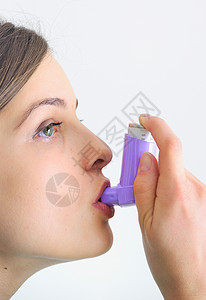 女孩用吸入器吸气图片