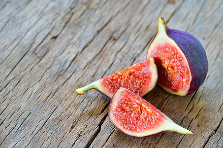 清新无花果食物团体木头紫色生产肉质水果种子红色热带图片