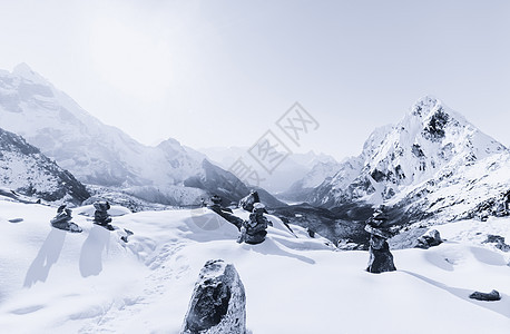 在喜马拉雅山的清晨 乔拉过道和下雪高峰山腰远足顶峰冒险旅行大雪蓝色场景石头登山图片