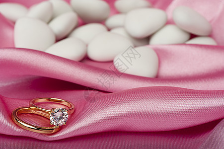 彩色织物上的结婚戒指假期传统婚礼夫妻珠宝金子展示周年礼物盒花束图片