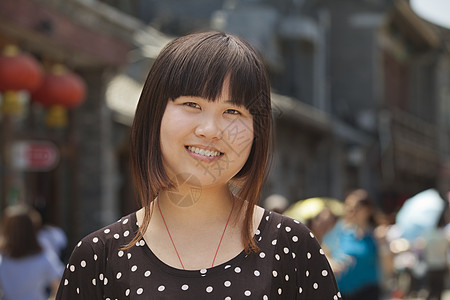 北京户外年轻女孩的肖像幸福青年城市生活外观长发摄影头肩服装前景数字图片