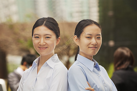 北京两名年轻女商务人士的肖像图片