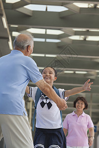 外孙女向外祖父跑去幸福服装地铁站祖父休闲跑步车站代沟团结蓝色背景图片