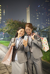 年轻女商务人士用她的手机拍摄自己的照片 单位 千分之一商务愿望领导微笑使用摄影沉思城市专注沟通图片