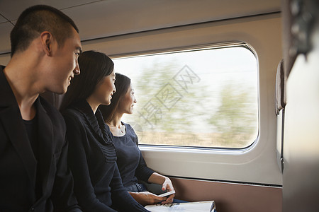 三个朋友向外看火车窗口图片