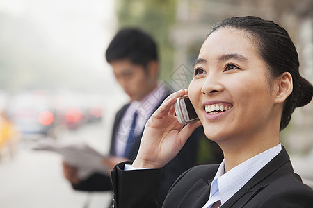 青年女商务人士的电话 中国北京城市生活套装衣冠摄影业务黑发女性手机沟通使用图片