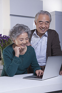 北京铜锅在厨房看笔记本电脑时异性恋家庭头发微笑夫妇沟通幸福团结技术柜台背景